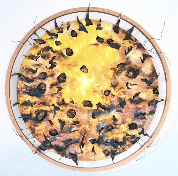 Das Licht/2025/Fotografie auf Dibond/Kohlestücken u.Bleifalmme/Holzring 85x10cm | Klaus Fabricius  Artist Künstler Information