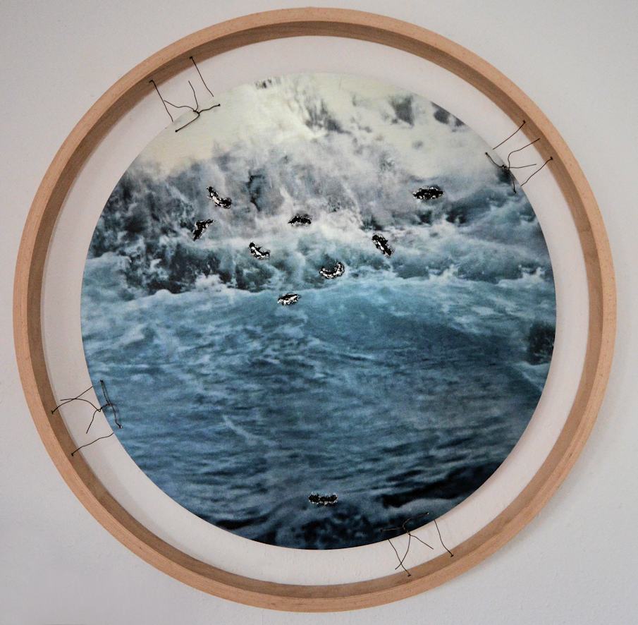 Das Meer/2024/Fotografie auf Dibond/Spiegelstücke hinterlegt/Holzring/85x5cm | Klaus Fabricius  Artist Künstler Information