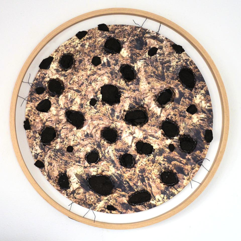 Die Erde/2025/Fotografie auf Dibond/eingearbeitete Kohlestücke/Holzring/85x10cm | Klaus Fabricius  Artist Künstler Information