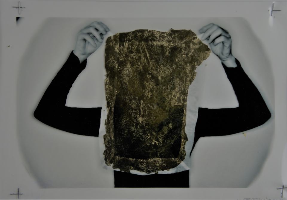 Frauenportrait E./2016/Fotografie und Schlagmetall/30x21cm | Klaus Fabricius  Artist Künstler Information