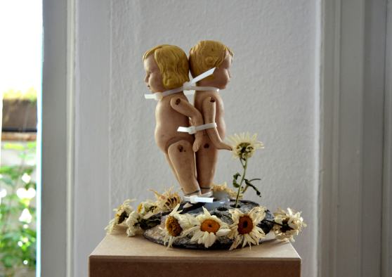 Kleine Figurengruppe/2016/Porzellan Puppen auf Bronzesockel mit Trockenblumen/22x16x18 | Klaus Fabricius  Artist Künstler Information