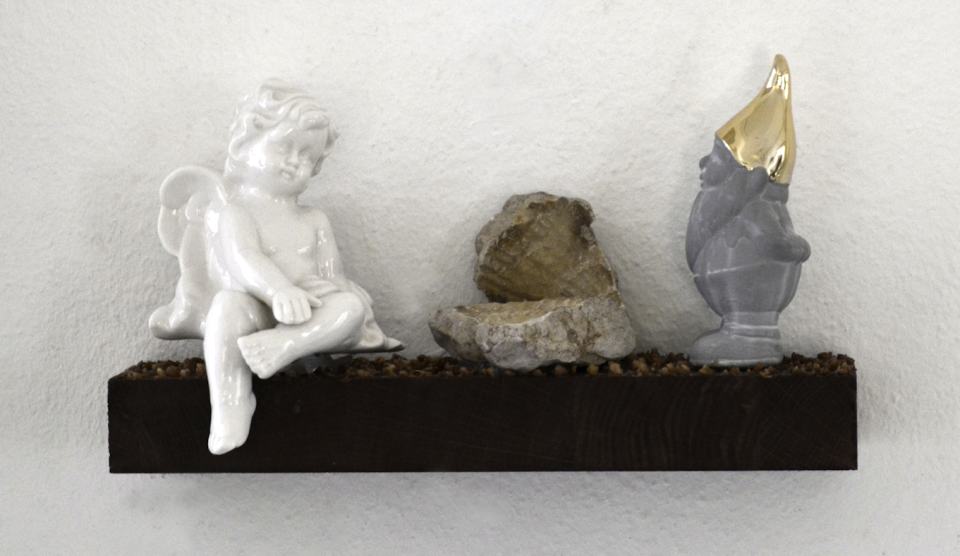 Liebesbeweis/Porzellan-Ton- Figur, versteinertes Muschelstück,18x20x12 | Klaus Fabricius  Artist Künstler Information