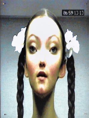 Portrait Frauen/Alien Girl, Fiona Maclain 1999/2018/Fotografie/TV Capture/50x40cm | Klaus Fabricius  Artist Künstler Information