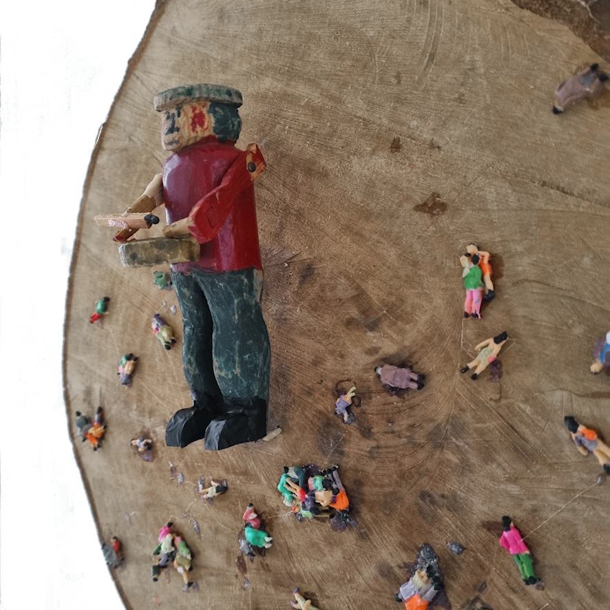 Rattenfänger/2025/Nussbaum-Scheibe Holzfigur Plastikfigürchen/40x40x15 | Klaus Fabricius  Artist Künstler Information